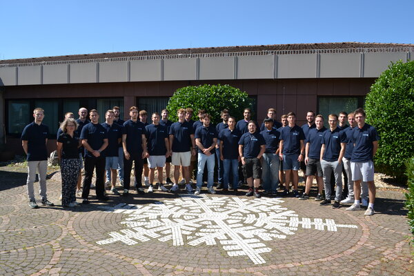 Die Technikerklasse T25 an ihrem ersten Schultag – neugierig, motiviert und bereit für neue Herausforderungen.